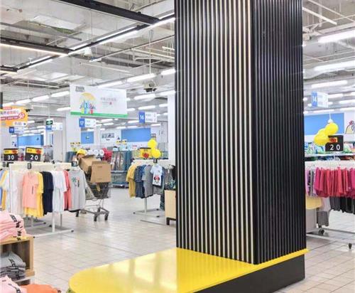 超市服裝區(qū)模特展臺鋁單板